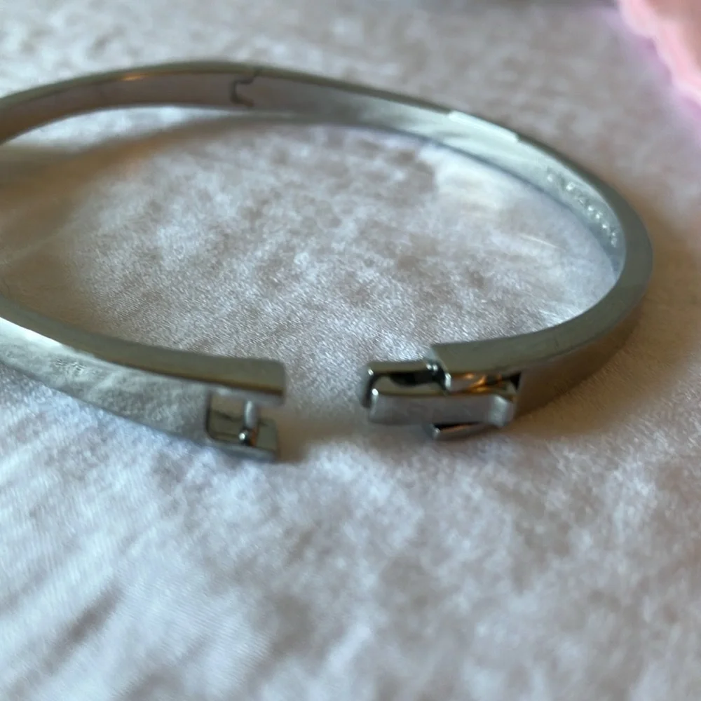 Kate Spade: Silver Tone Bracelet with Bow- Side Clasp - Picture 4 of 16